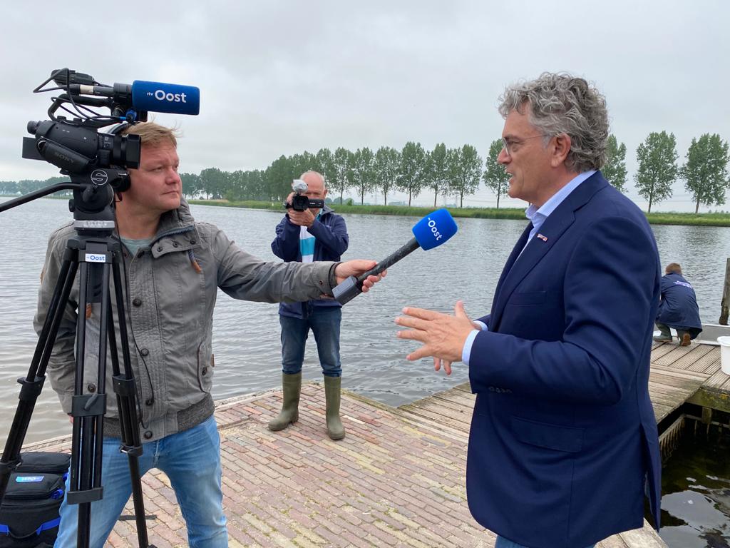 Voorzitter Dupan op camera